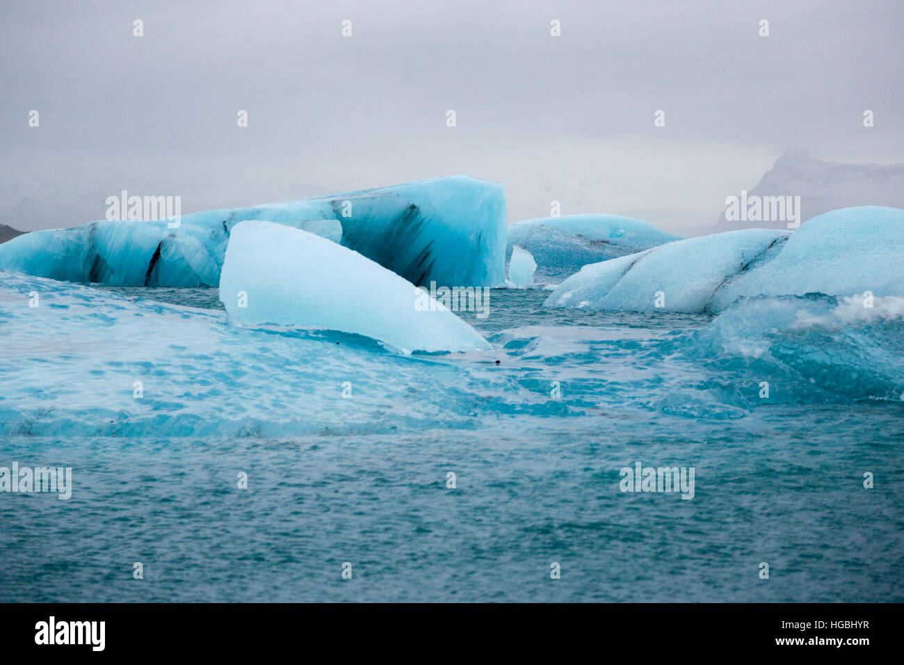 Jokulsarlion Glacial Lagune in Island, Piercing Blaue Eisberge über Wasser Stockfoto