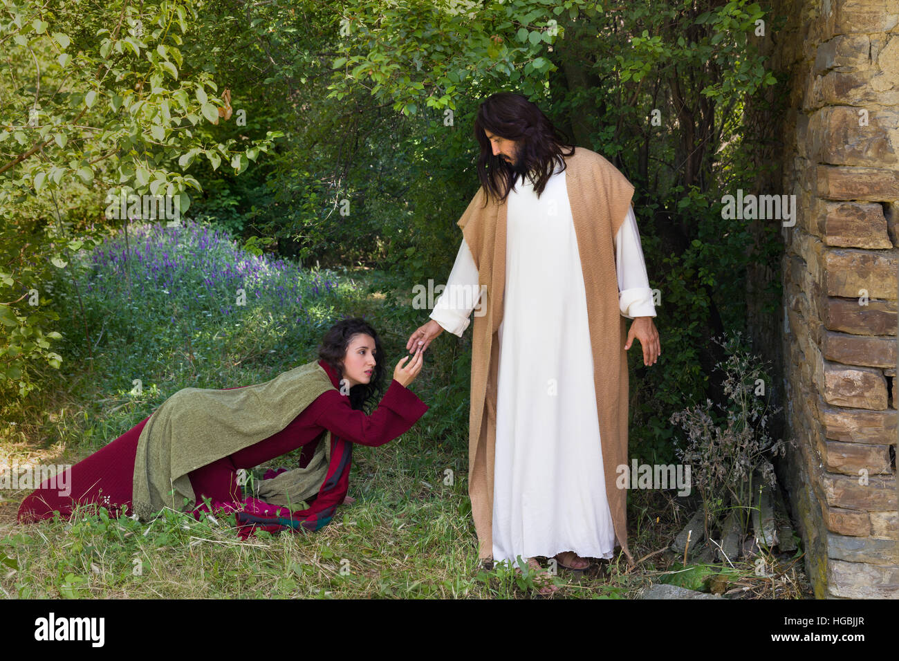 Reuigen Sünder Frau berühren das Gewand Jesu, um Vergebung zu bitten und Heilung Stockfoto