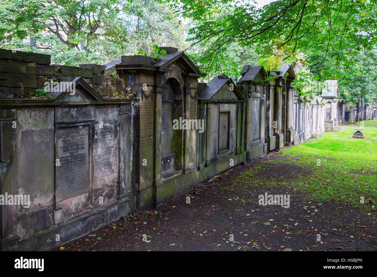 Grabstein auf dem Kirchhof von St. Cuthbert-Kirche in Edinburgh, Schottland Stockfoto