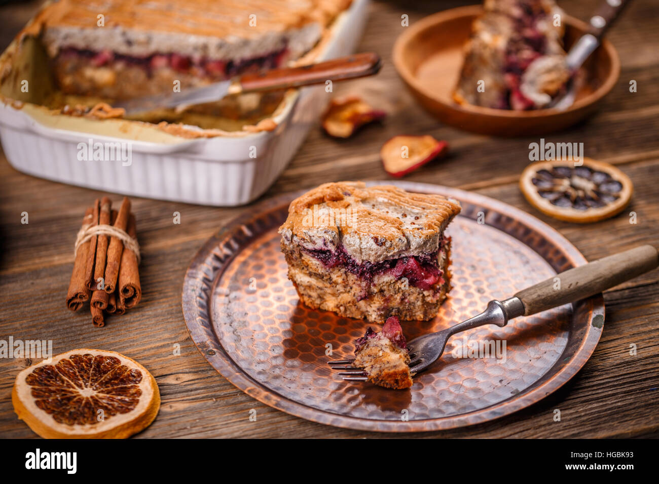 Brot-Pudding-Frühstück mit Apfel und Blaubeeren Marmelade Stockfoto