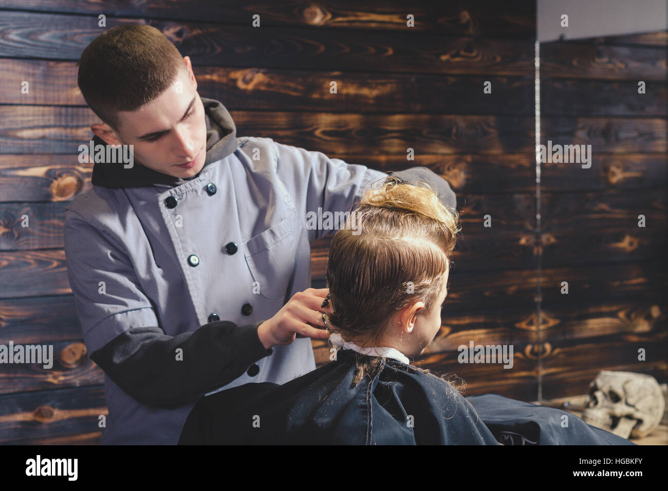 Kleiner Junge immer Haarschnitt von Barber Stockfoto