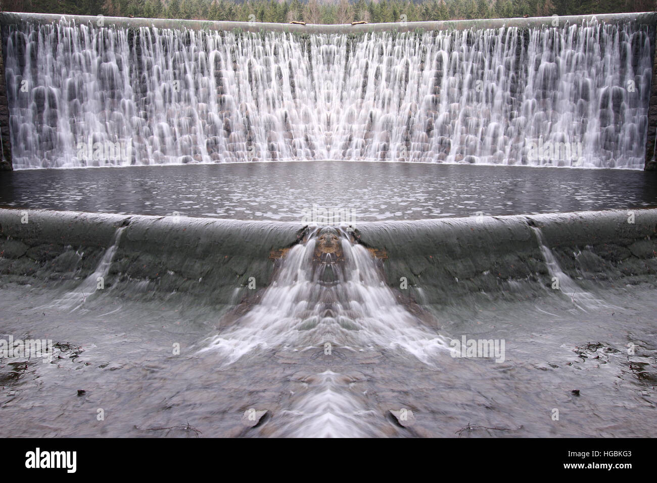 Kaskade von Wasser, Abflußkanal von dam - digital verändert Stockfoto