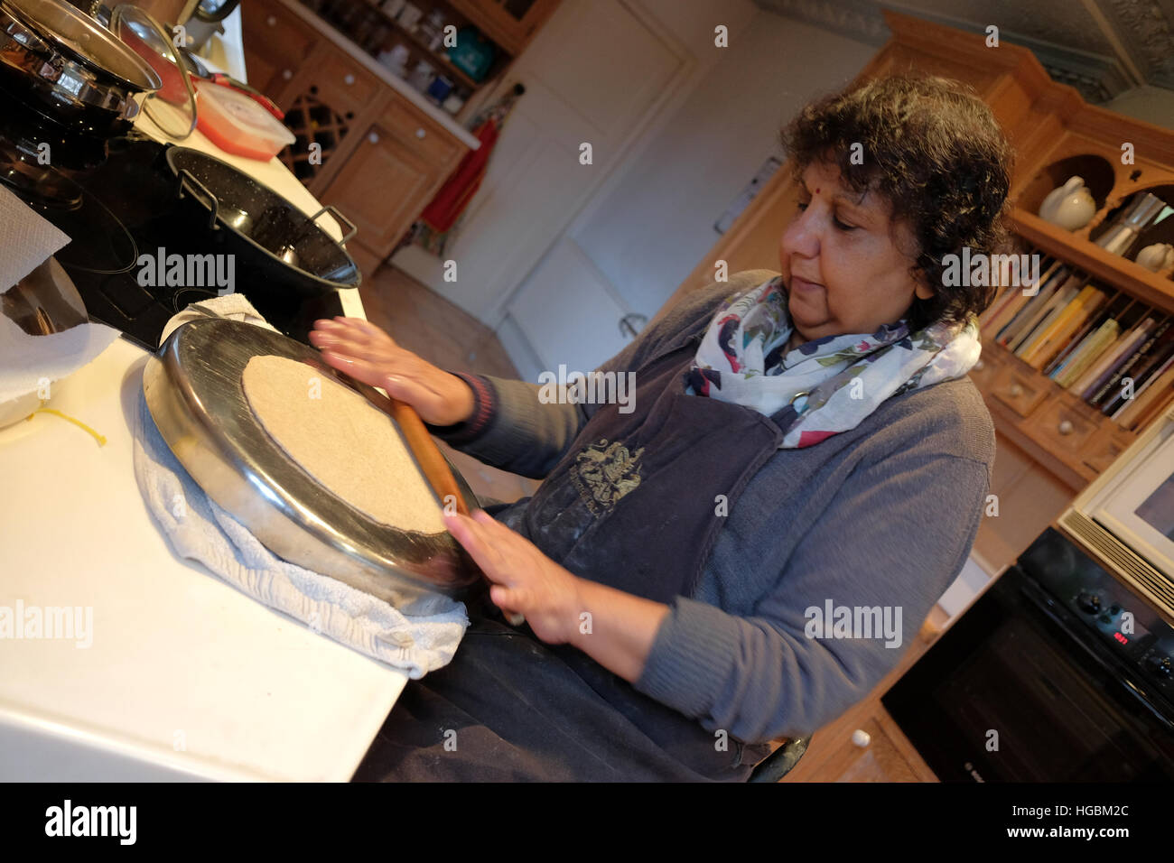 Eine asiatische Frau indisches Essen in einer modernen Küche kochen Stockfoto