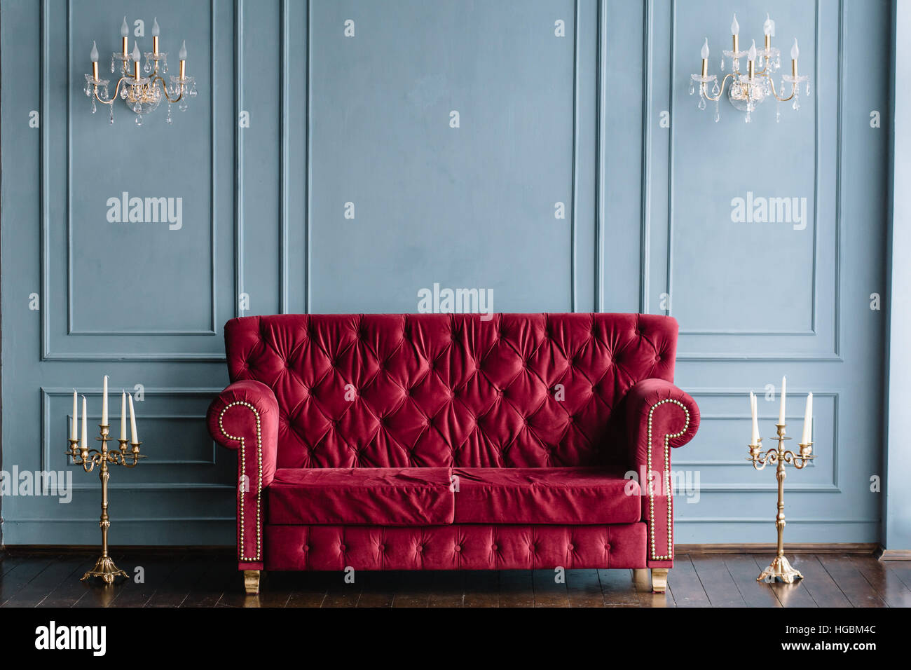 Vintage gesteppte Sofa und Kerzenhalter Stockfoto