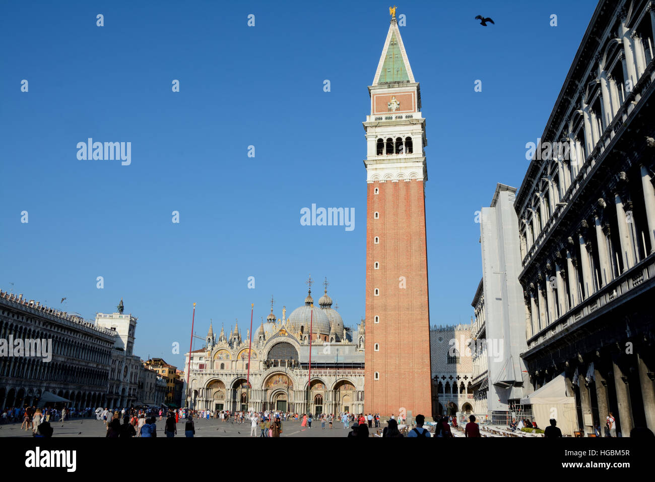 Venedig, Italien - 9. September 2016: Campanile di San Marco-Turm auf dem Platz Piazza San Marco in Venedig, Italien. Nicht identifizierte Personen sichtbar. Stockfoto