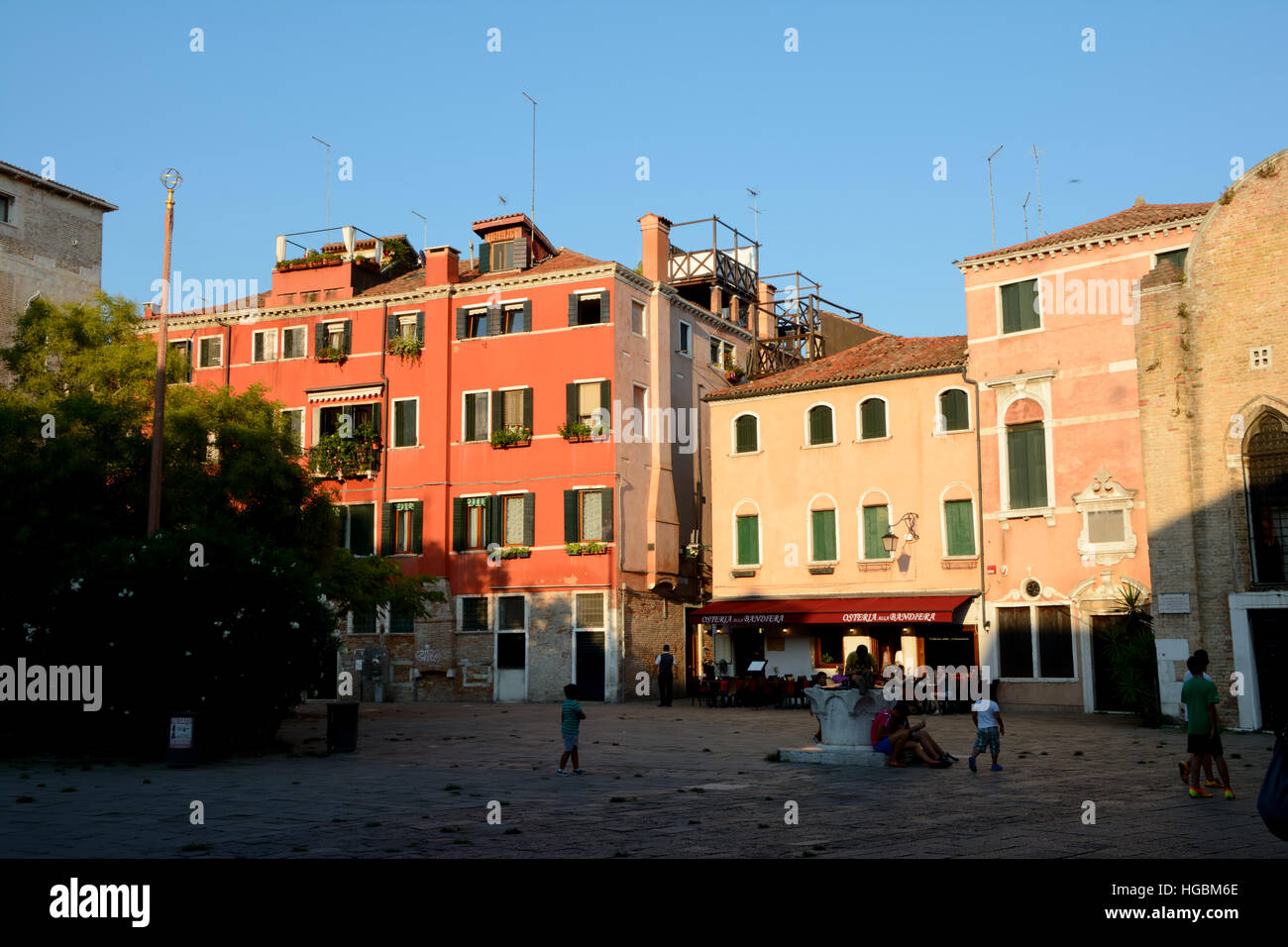 Venedig, Italien - 9. September 2016: Platz in Venedig, Italien. Nicht identifizierte Personen sichtbar. Stockfoto