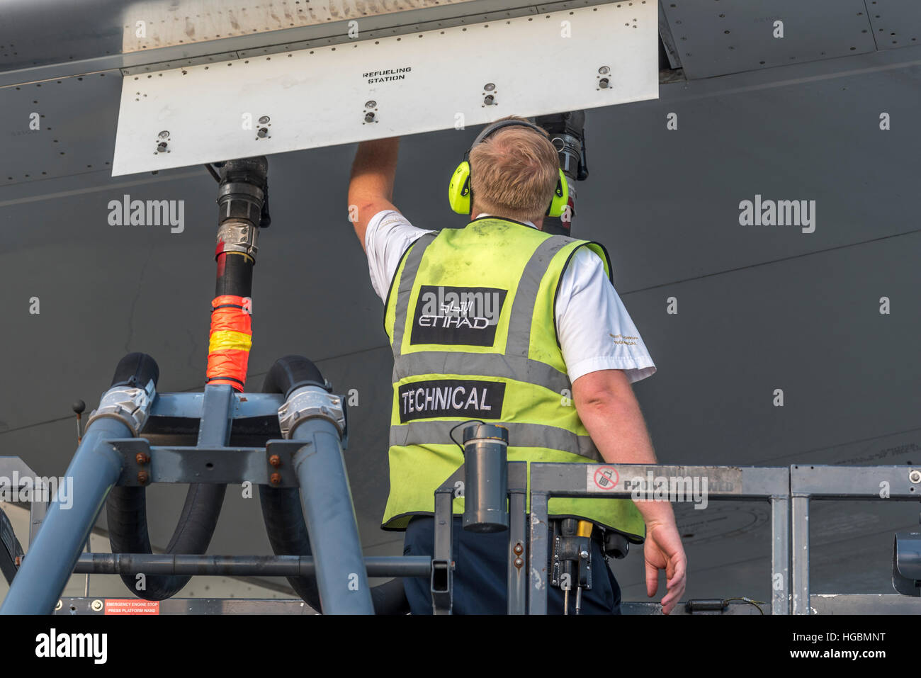Flugzeugbetankung.  Flugzeug-Ingenieur ein Etihad Airways Flugzeuge betanken Stockfoto