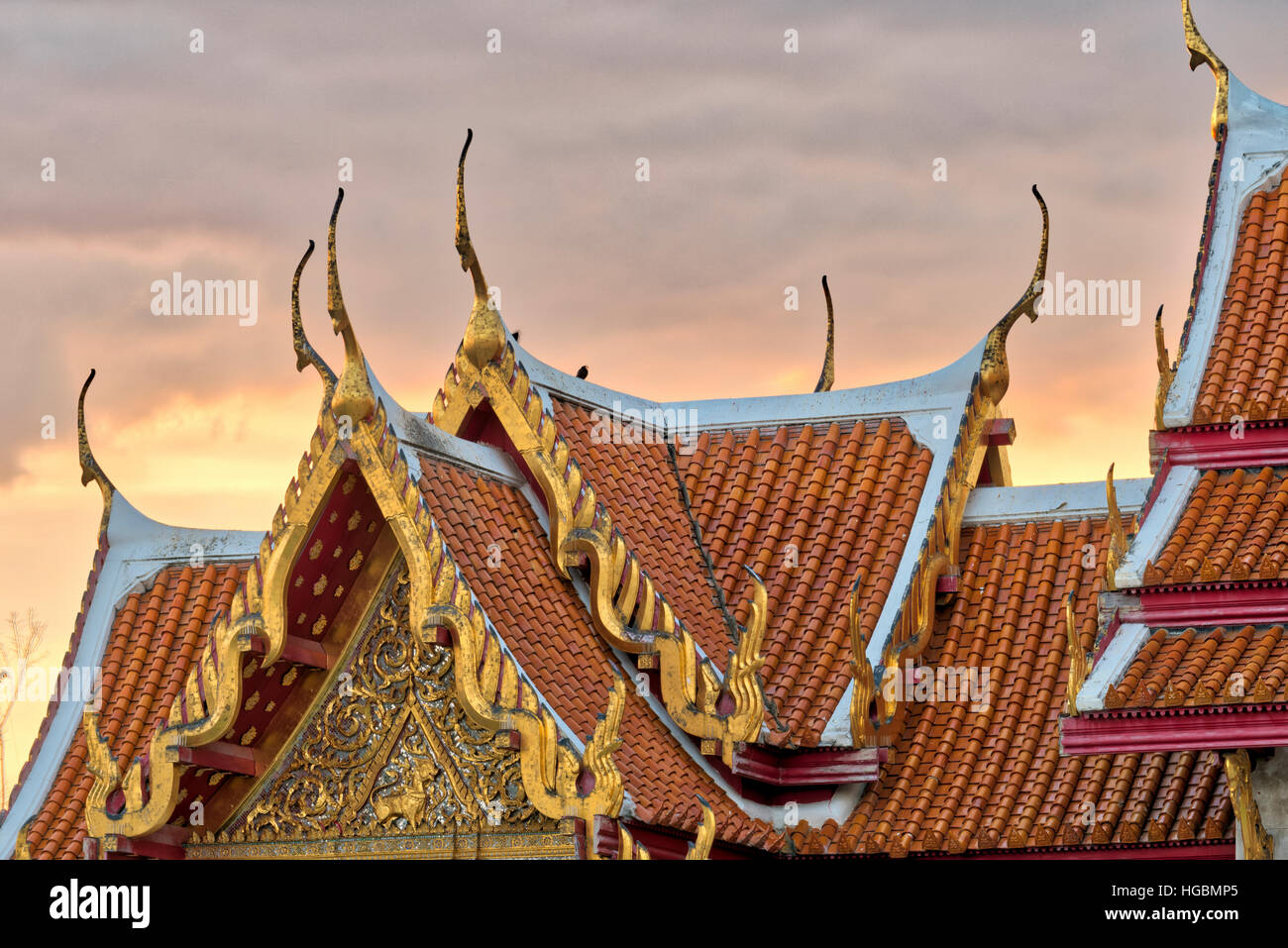 Wat Benchamabopit Dach bei Sonnenuntergang.  Buddhistischer Tempel in Bangkok, Thailand bei Sonnenuntergang Stockfoto