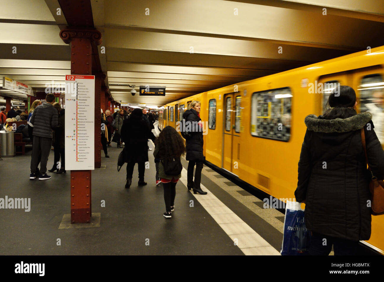 U-Bahn-Zug Ankunft am Bahnhof Alexanderplatz, Berlin, Deutschland Stockfoto