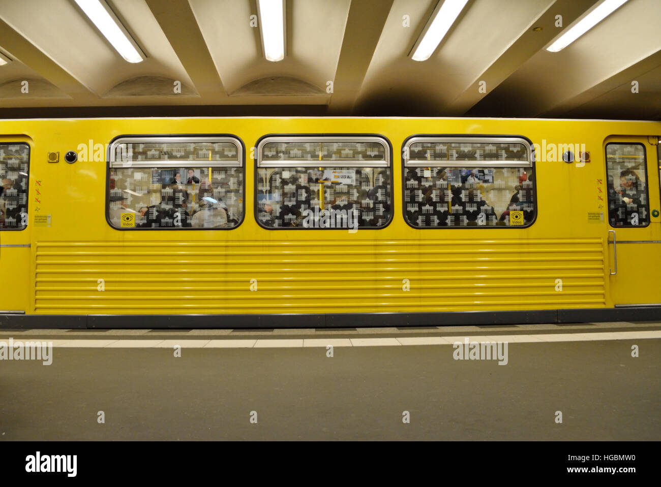 U-Bahn-Zug an einem unterirdischen Bahnhof in Berlin, Deutschland Stockfoto