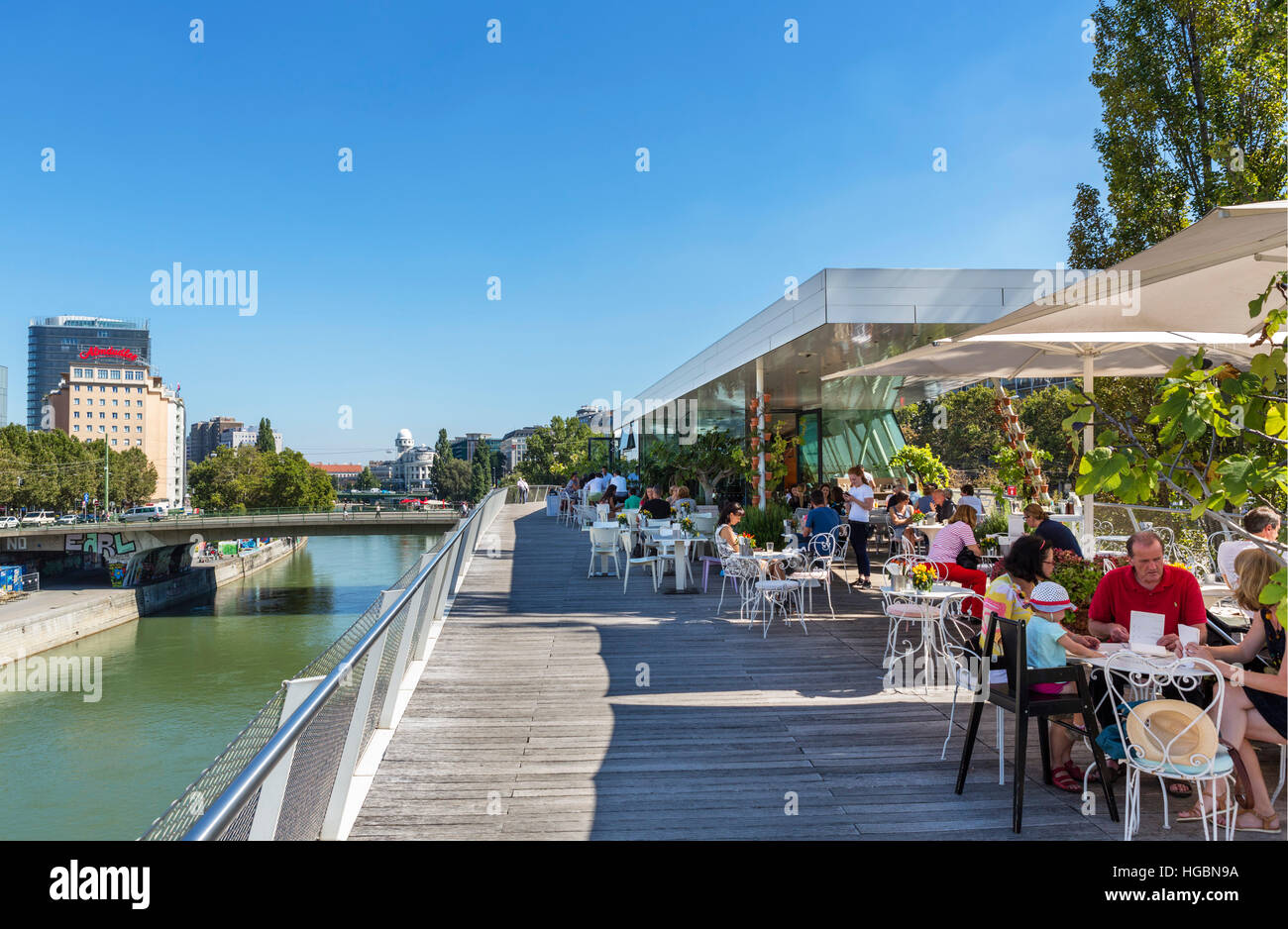 Wien. Restaurant am Donaukanal (Donaukanal) am Schwedenplatz Boot Terminal, Wien, Österreich Stockfoto