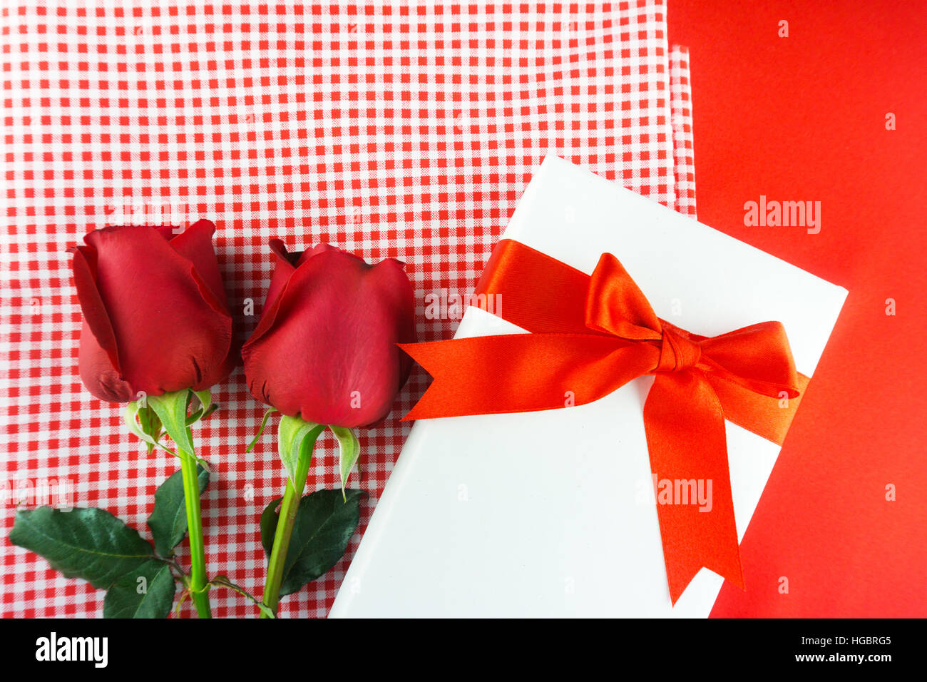 Rote rose mit Textkarte. Bild der Valentinstag. Stockfoto