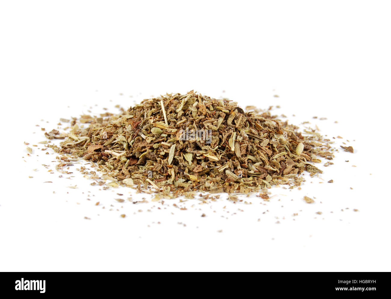 Haufen getrockneter Oregano. Ein italienischer Kraut auf einem weißen Hintergrund. Stockfoto