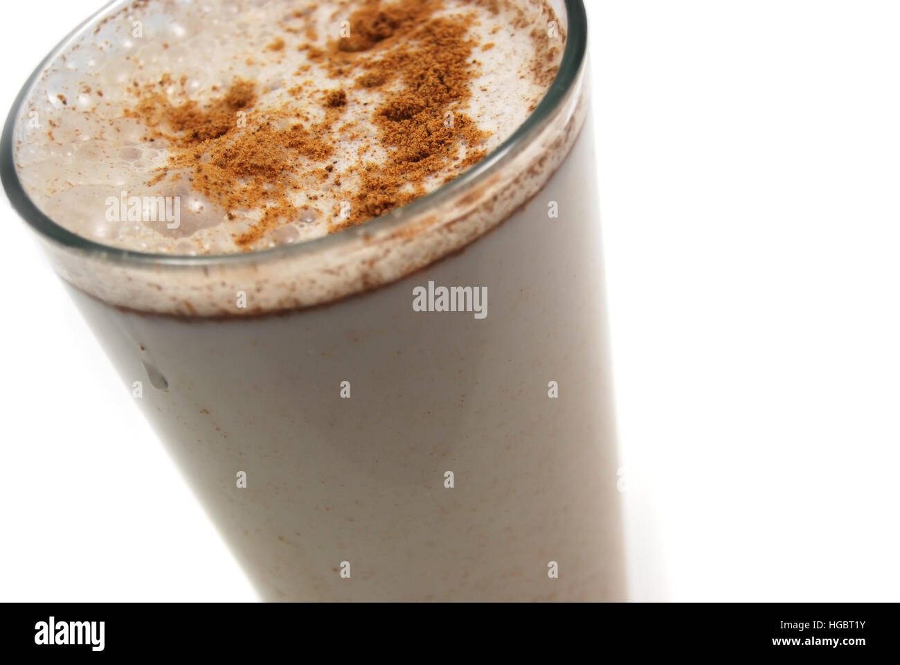 Gewürzte Horchata Reis Milchtrinken auf weißem Hintergrund. Stockfoto