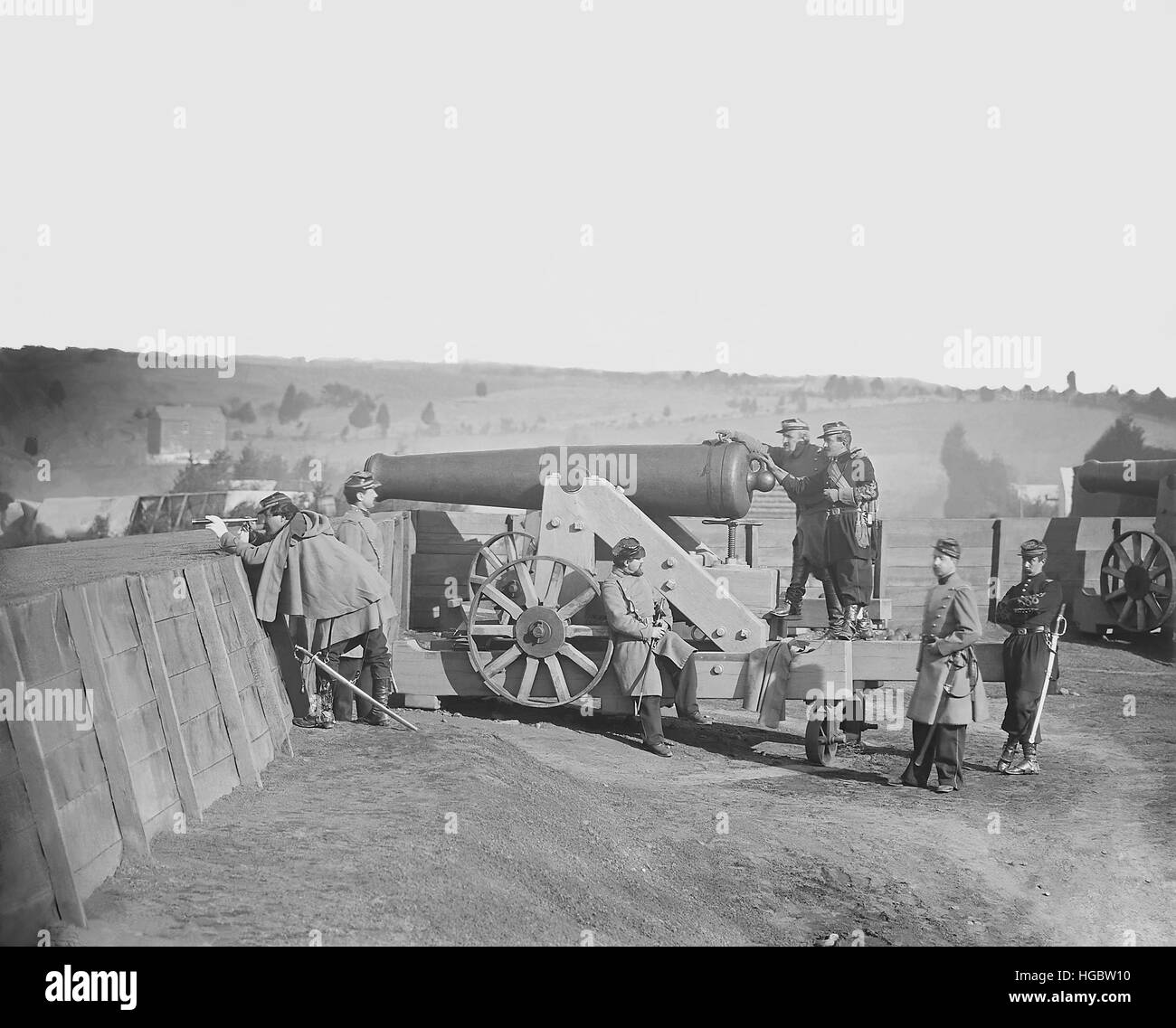 Offiziere, Betrieb eine Kanone in Fort Tennalytown während Amerikanischer Bürgerkrieg. Stockfoto