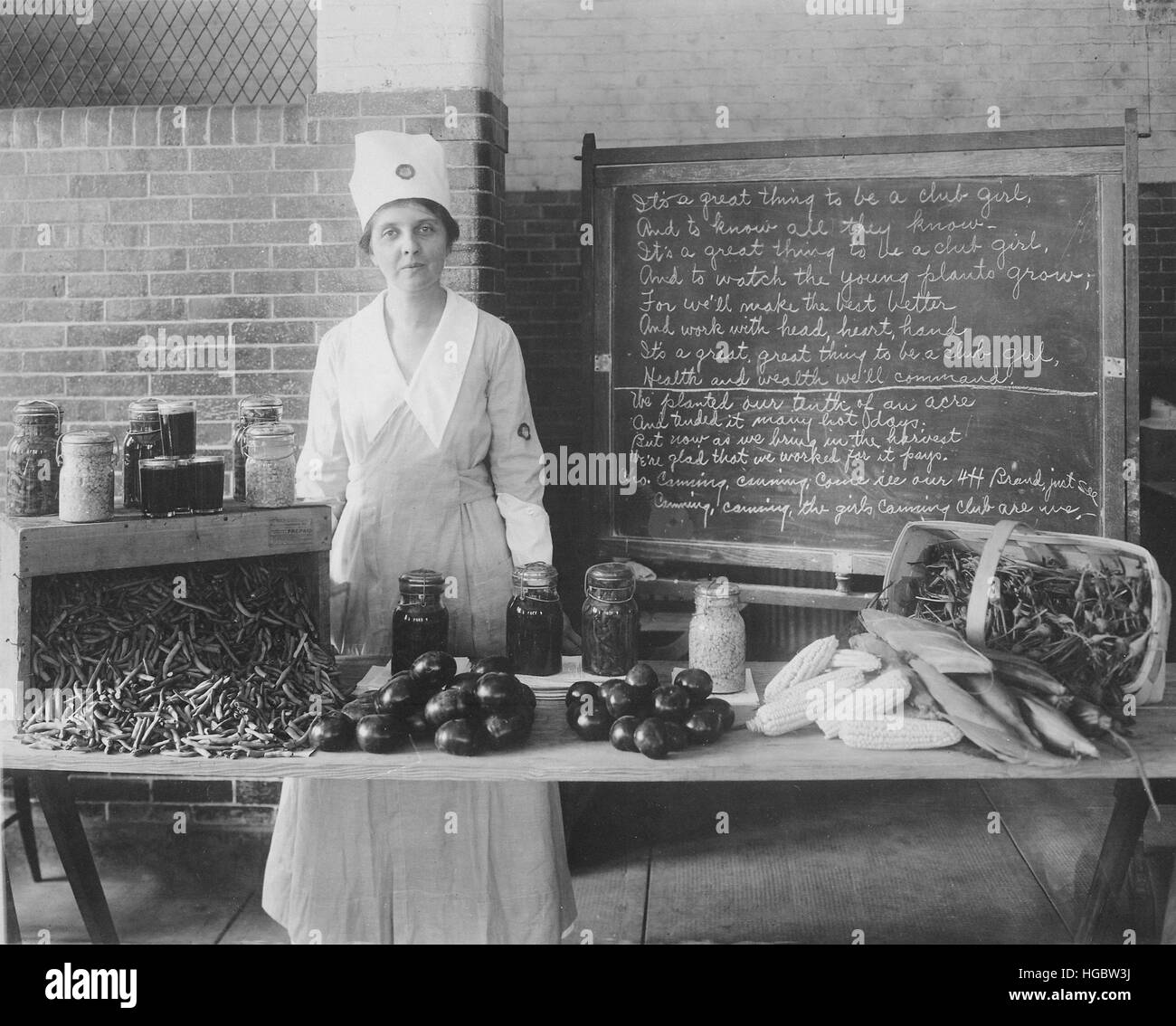 Frau trägt das offizielle Abzeichen und Uniform der US Food Administration, 1917. Stockfoto