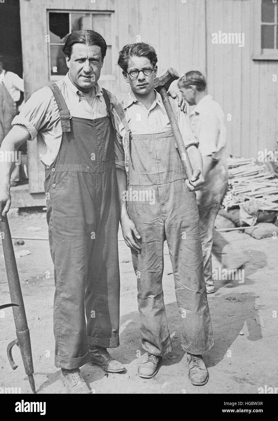 Vater und Sohn arbeiten in Werften, Connecticut, 1918. Stockfoto