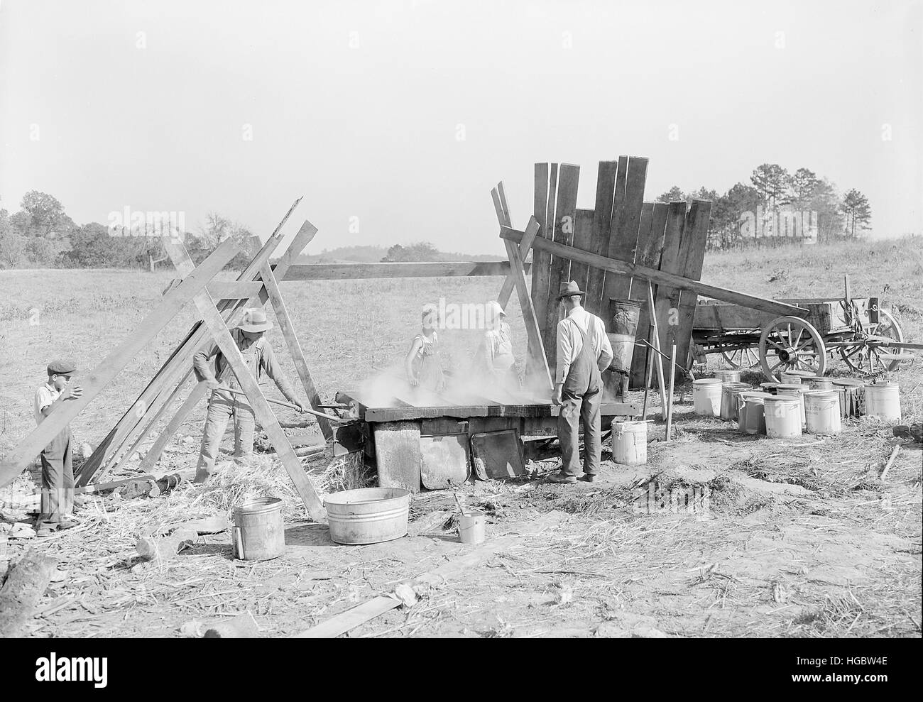 Verfahren zur Herstellung von Melasse auf einem Bauernhof, 1933. Stockfoto