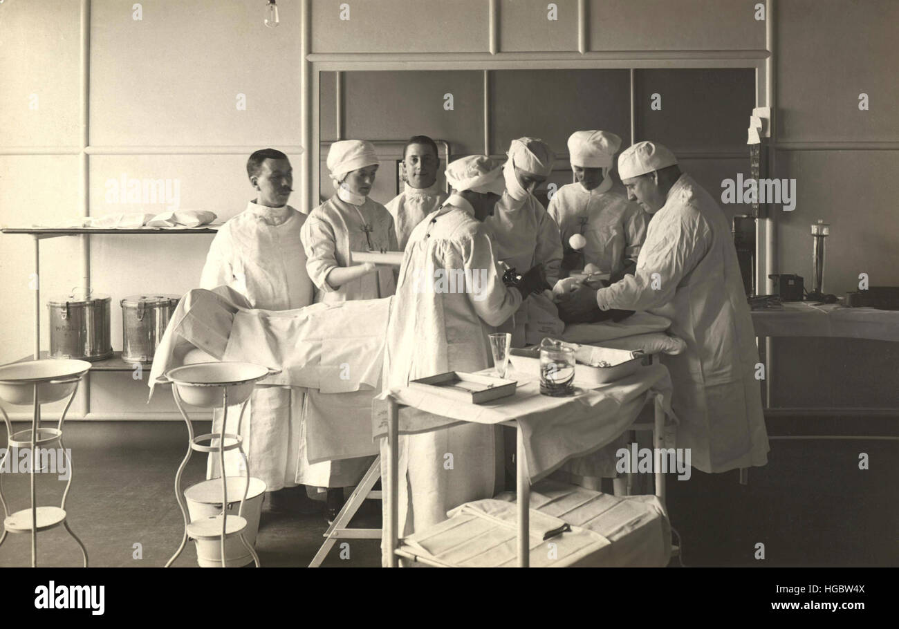 Chirurgen und Krankenschwestern, die tendenziell ein Patient an König George Military Hospital, London, 1915. Stockfoto
