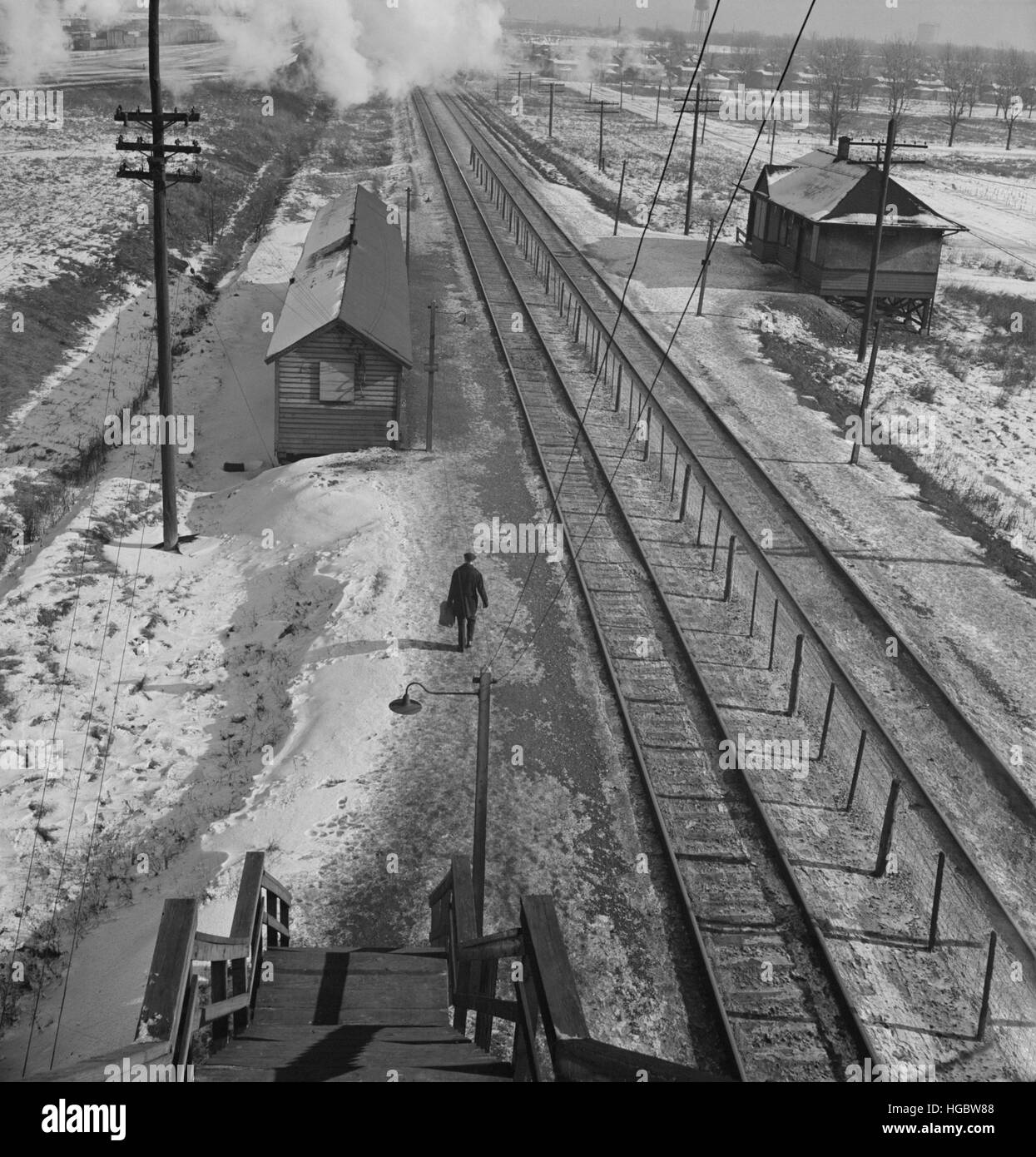 Leiter geht auf den Personenbahnhof zu warten, bis eine s-Bahn nach Hause zu gehen 1943. Stockfoto