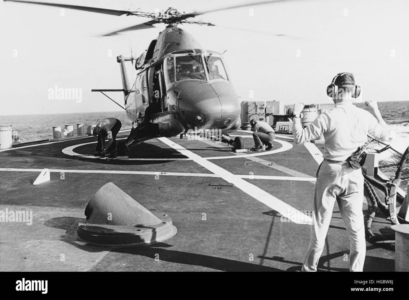 Ein UH-2 Seasprite-Hubschrauber landet an Bord USS Coontz, 1969. Stockfoto