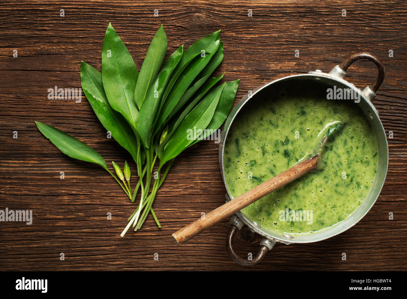Frische gesunde grüne Suppe auf hölzernen Hintergrund Overhead schießen. Stockfoto