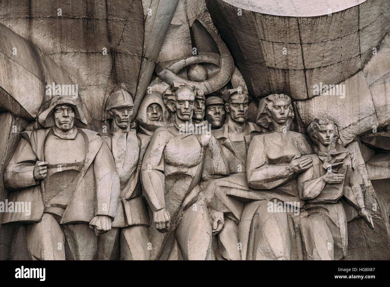 Flachrelief der Sowjetzeit auf alte Fassade Nemiga Straße in Minsk, Weißrussland Stockfoto