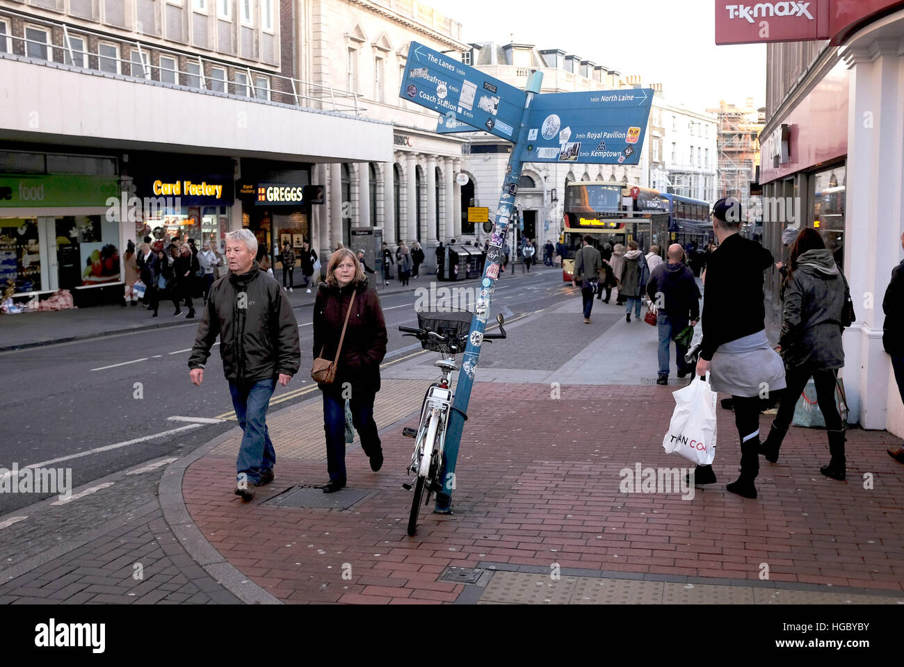 Gebogene touristischen Hinweisschild in North Street Brighton UK Stockfoto