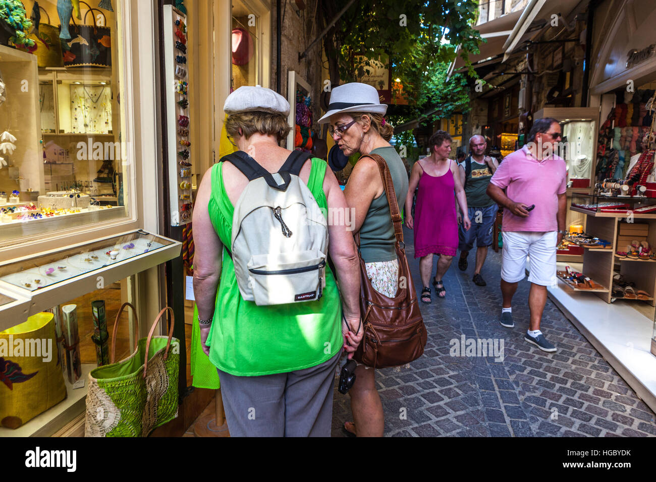 Geschäfte und Touristen in Old Town, Chania, Kreta, Griechenland Stockfoto