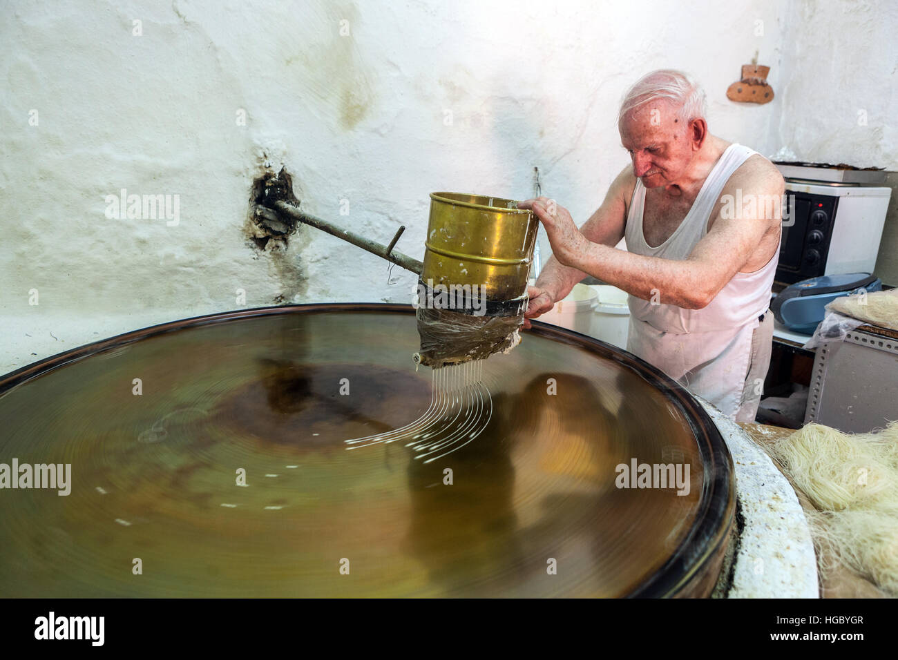 Der ältere Mann, der die traditioneller Süßigkeiten in einem Shop in Rethymno, Kreta, Griechenland Stockfoto