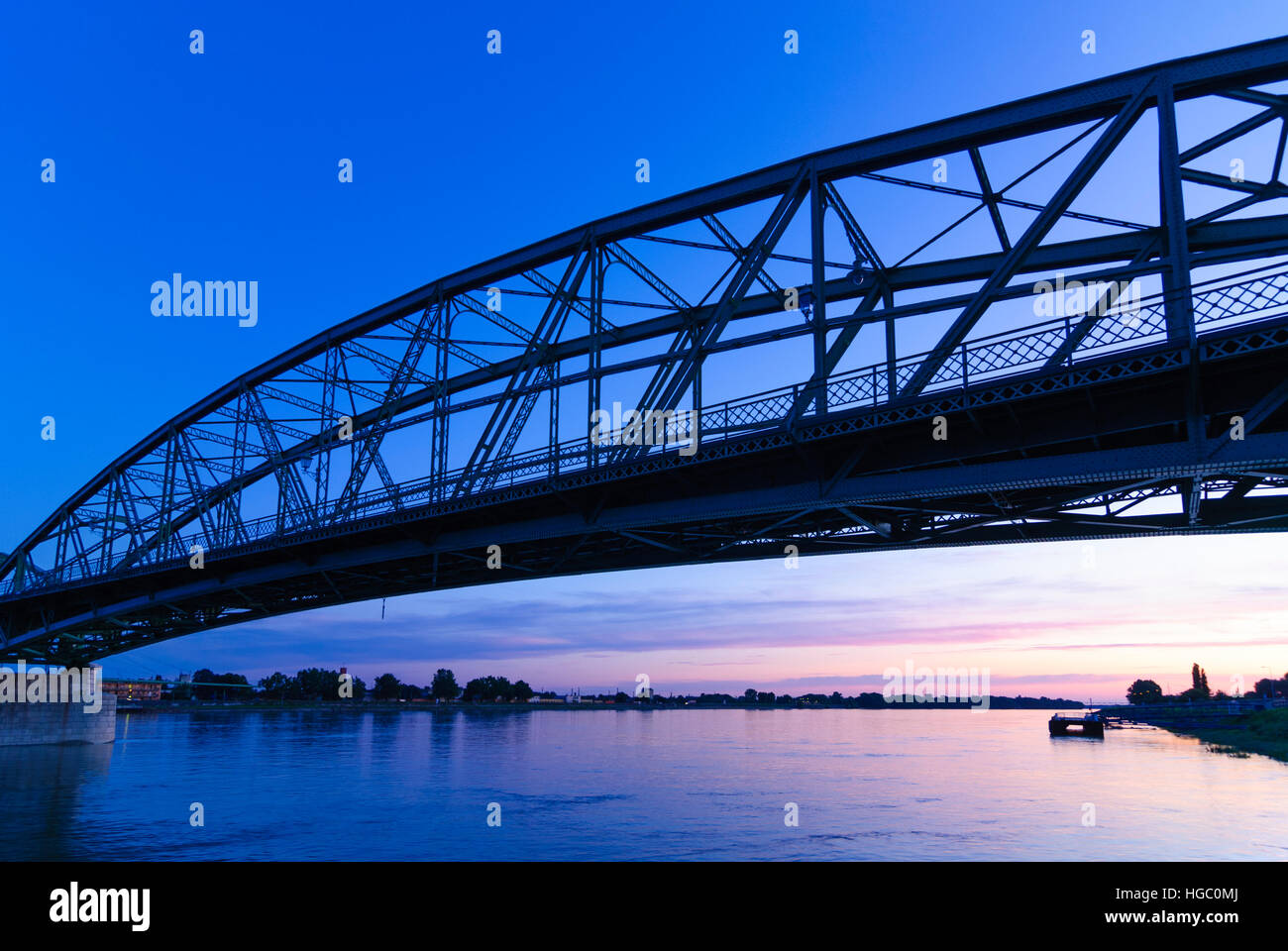 Komárno (Komorn): Straßenbrücke über die Donau bei Sonnenuntergang,,, Slowakei Stockfoto