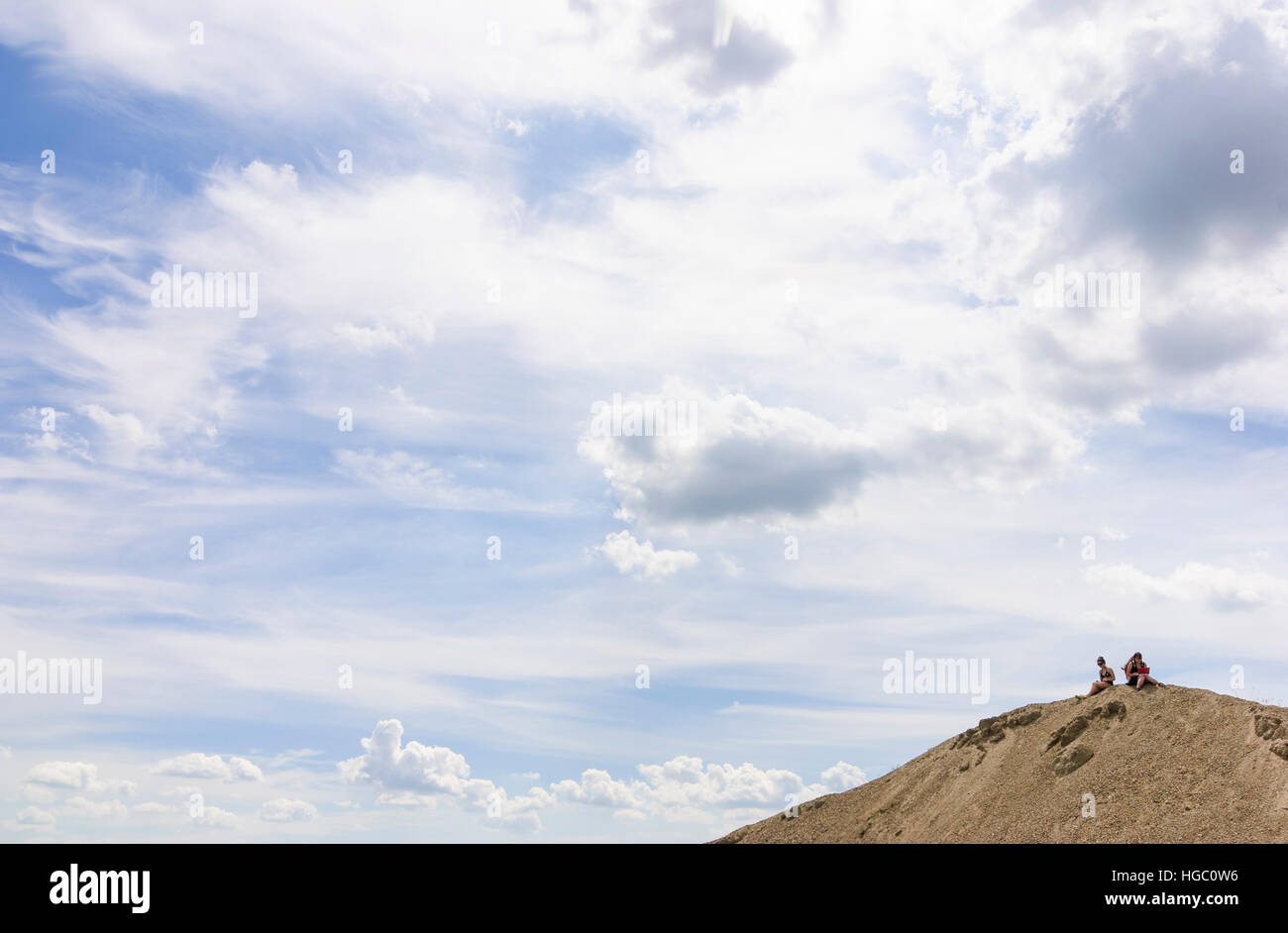 Komárno (Komorn): Sandy hill an der Donau, Mädchen,,, Slowakei Stockfoto