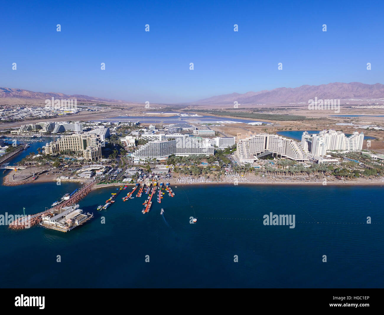 Eilat, Israel - Luftaufnahme, enthüllt Eilats Skyline und das Rote Meer Stockfoto