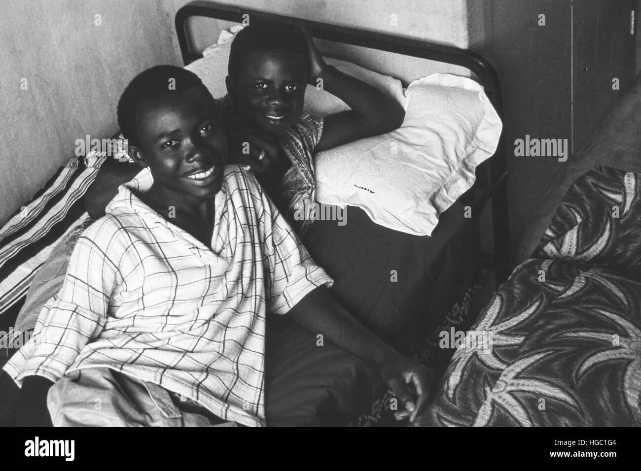 Zwei Schüler/inen Gymnasiums Jaiama Nimi Koro, Sierra Leone, im Jahr 1962. Stockfoto