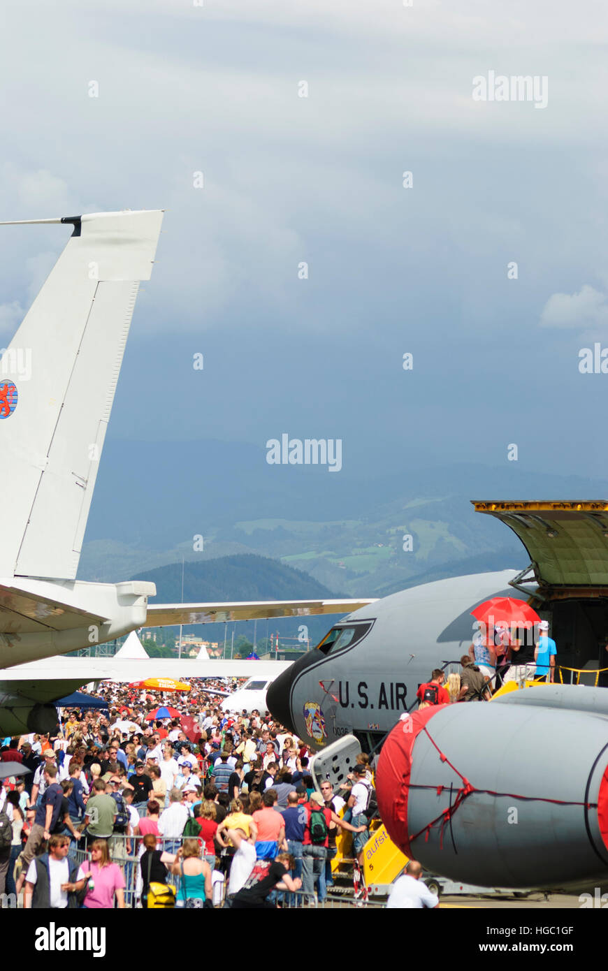 Zeltweg: Airshow Luftmacht 09; Besucher stehen Flugzeuge, Murtal, Steiermark, Steiermark, Österreich Stockfoto