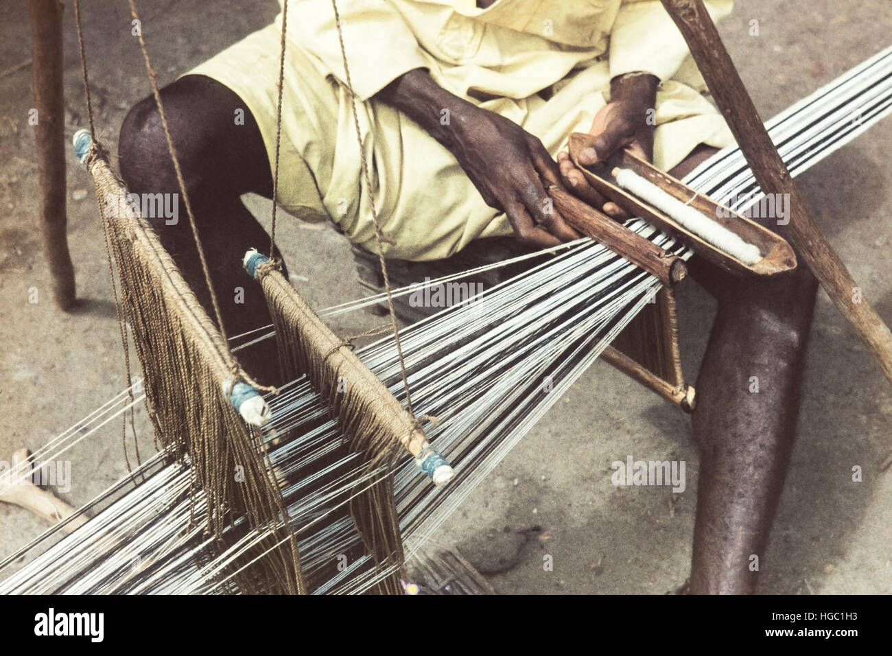Ein Handwerker mit einem handgefertigten Webstuhl, Jaiama Nimi Koro, Sierra Leone, 1963. Stockfoto
