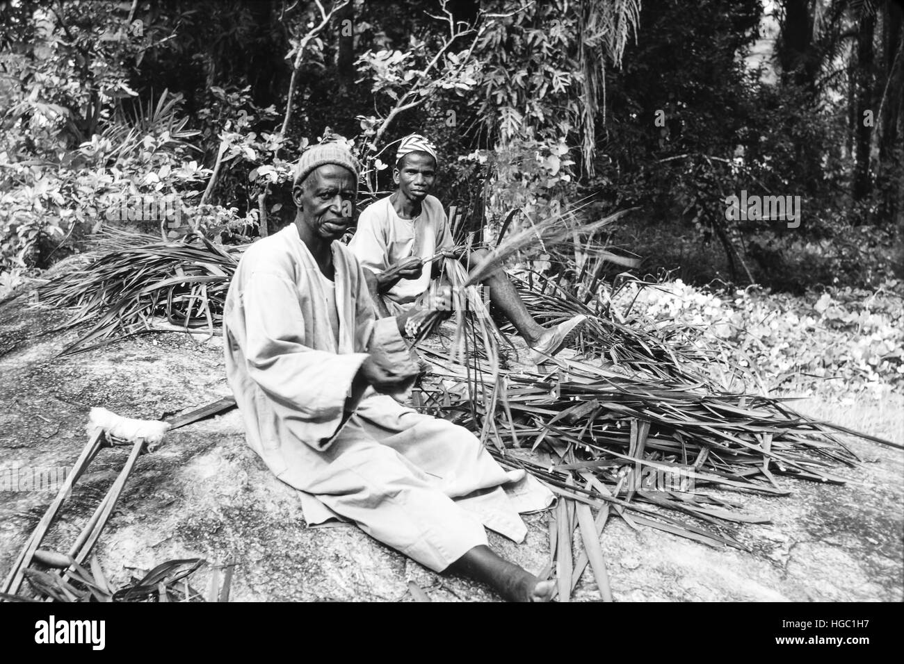 Zwei Männer Abisolieren Palmblätter zu fegen Bürsten, Jaiama Nimi Koro, Sierra Leone, 1963. Stockfoto