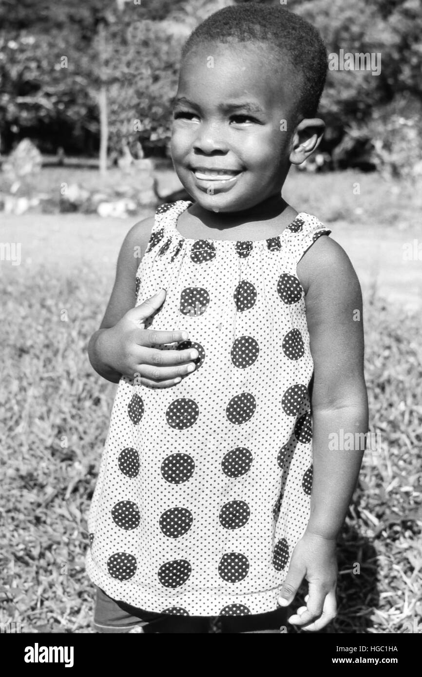 Ein Lächeln auf den Lippen Kleinkind in Jaiama Nimi Koro, Sierra Leone, 1963. Stockfoto