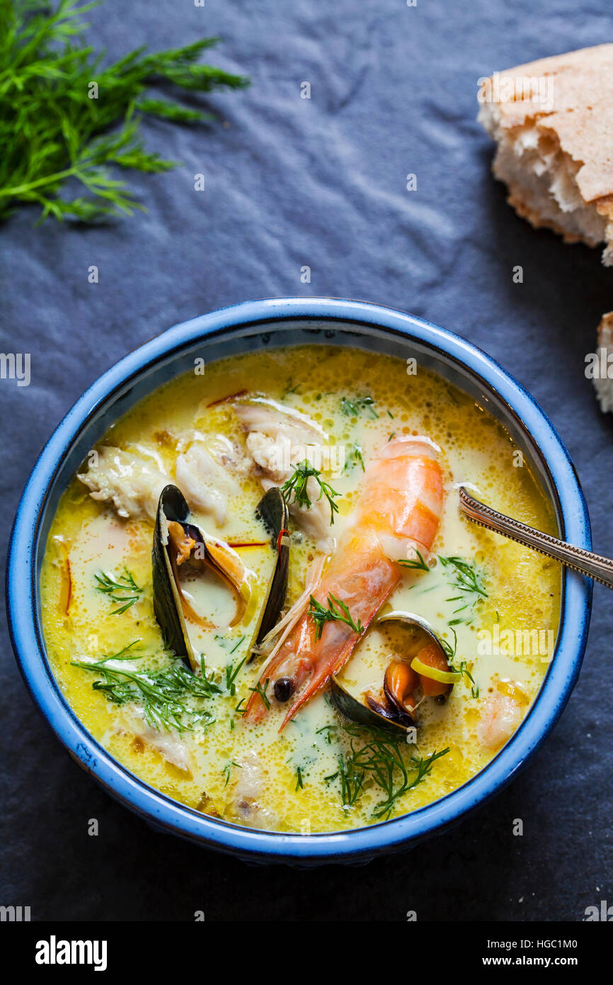 Skandinavische cremige Fischsuppe mit Heilbutt, Garnelen und Muscheln ...