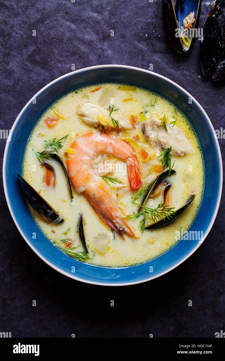 Skandinavische cremige Fischsuppe mit Heilbutt, Garnelen und Muscheln ...