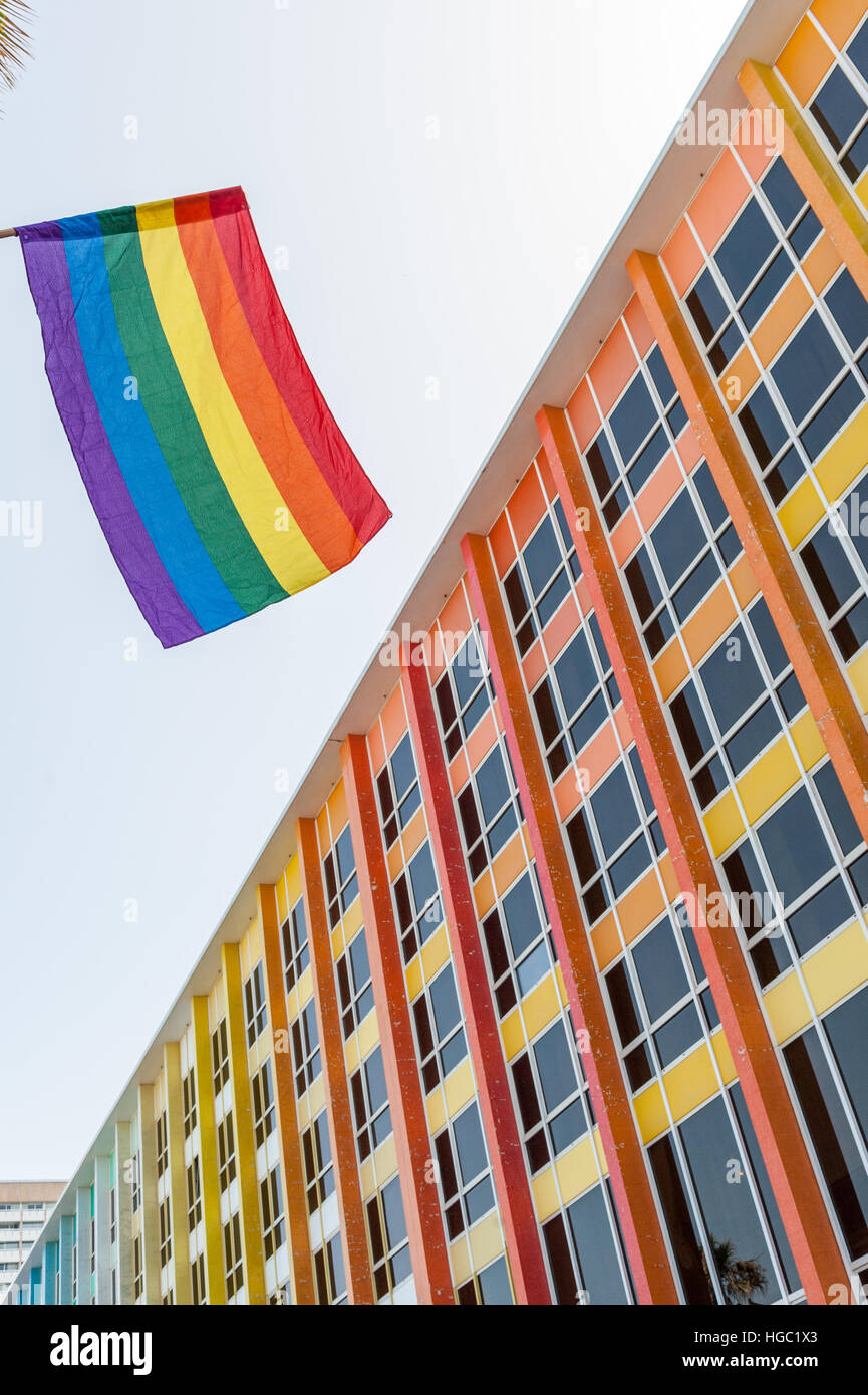 LGTB Pride Flagge neben Dan Hotelfassade Stockfoto