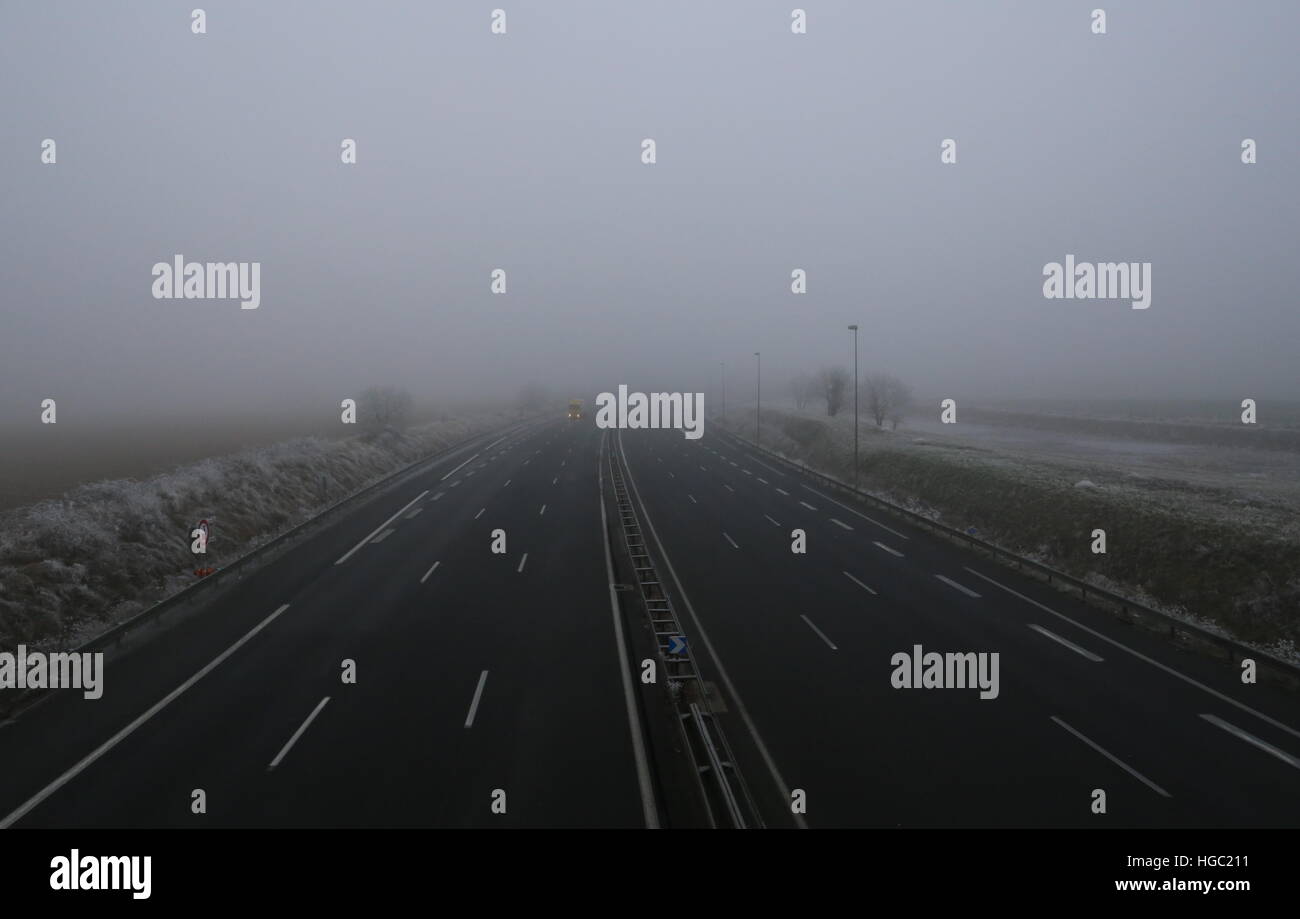 Autoroute A10 in dichtem Nebel in der Nähe von Tours Frankreich Januar 2017 Stockfoto