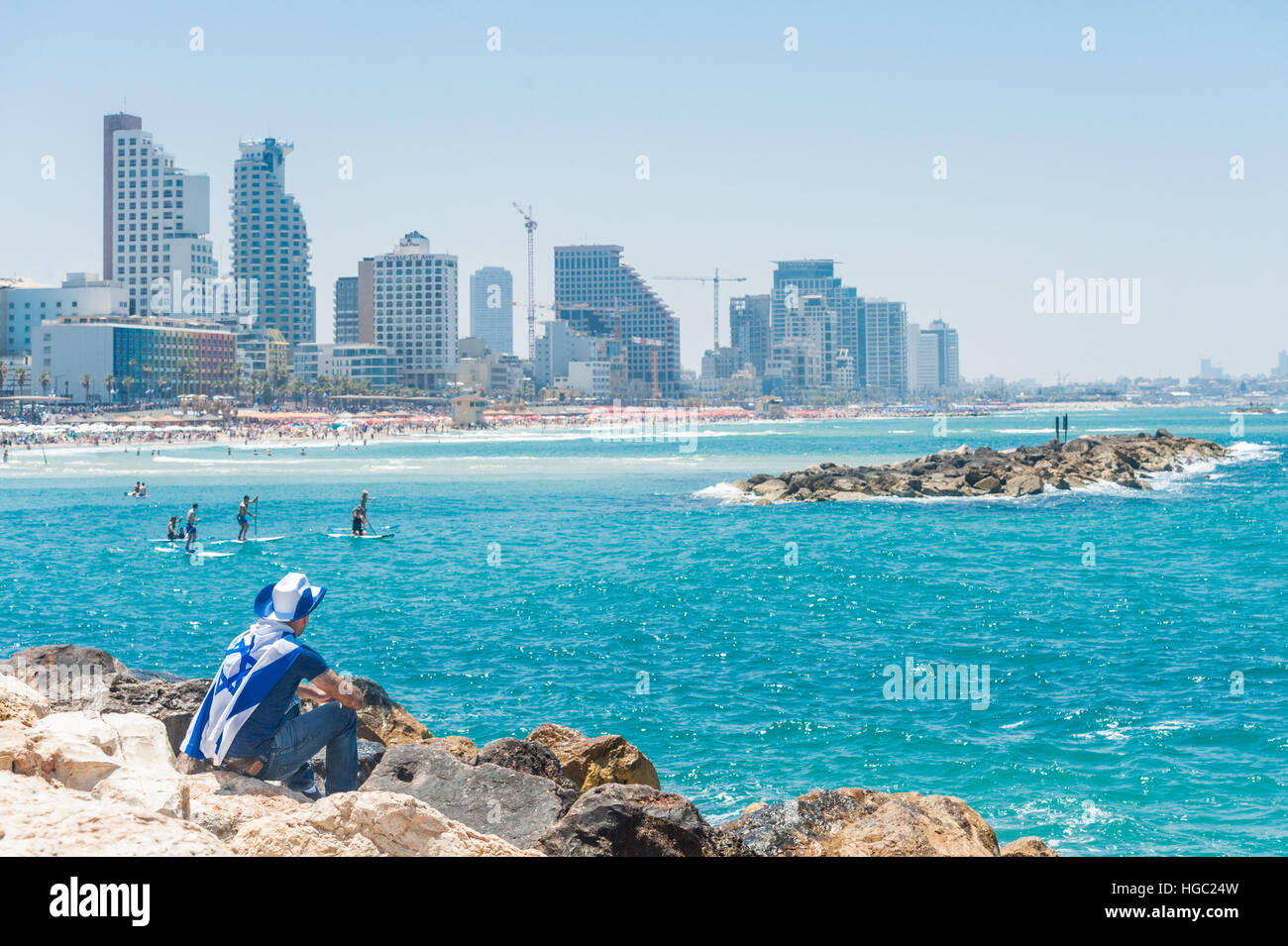 Israel, Tel Aviv-Yafo, Mann trägt israelische Flagge warten auf der Airshow am Independence Day - Yom haatsmaout Stockfoto