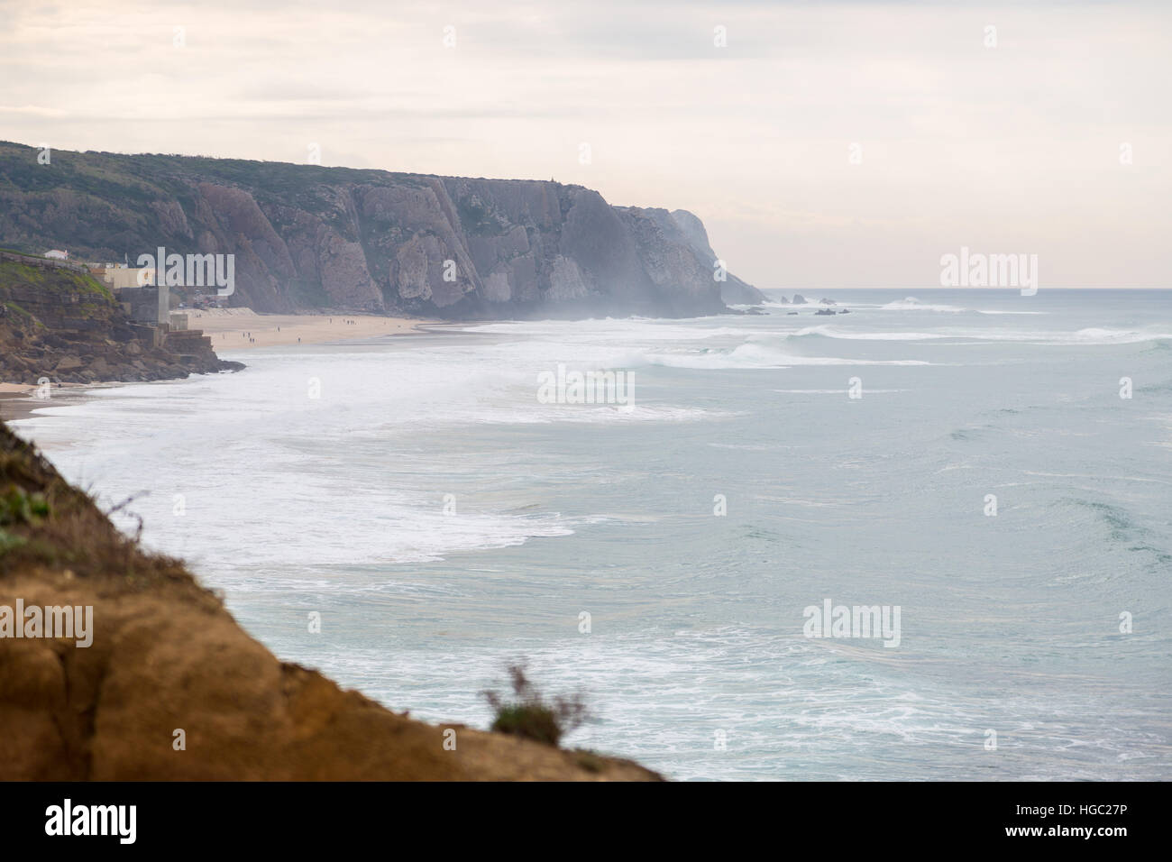 Landschaft-Atlantikküste mit Steinen, Pflanzen und surft im bewölkten Tag Stockfoto