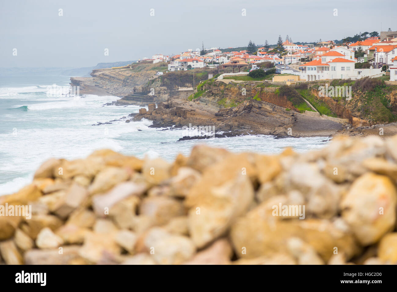 Landschaft-Atlantikküste mit Steinen und surft im bewölkten Tag Stockfoto