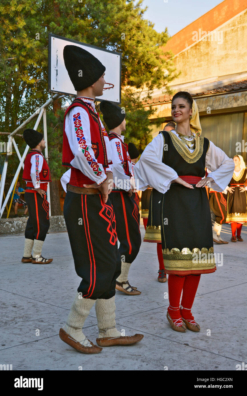 Ivanovo, Serbien, 15. August 2016. Die Gruppe von jungen Menschen tanzen traditionelle Volkstänze aus der Gegend von Serbien. Stockfoto