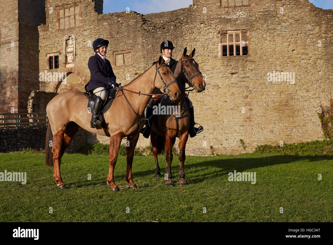 Mitglieder des Ludlow Jagd in Ludlow Castle Keep während der Jagden Boxing Day treffen Ludlow Shropshire West Midlands England UK Stockfoto