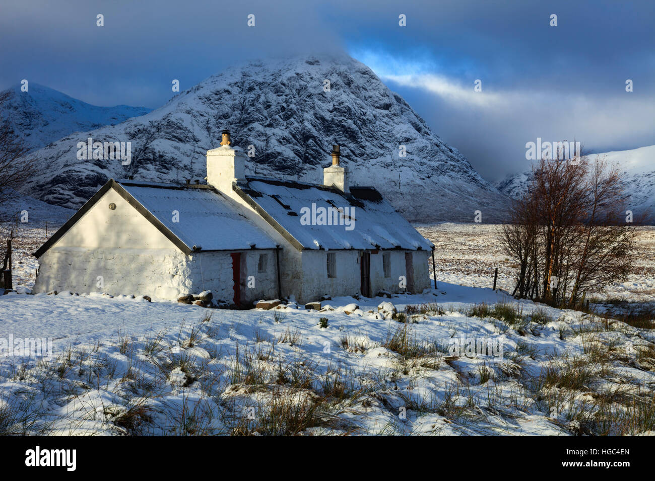 Schnee im schwarzen Rock Cottage auf Rannoch Moor in den schottischen Highlands. Stockfoto