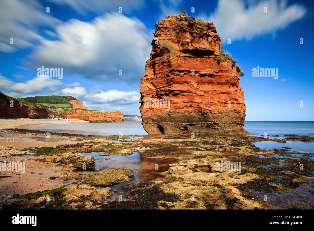 Ein Sandstein-Meer-Stack im Ladram Bay in South East Devon. Stockfoto
