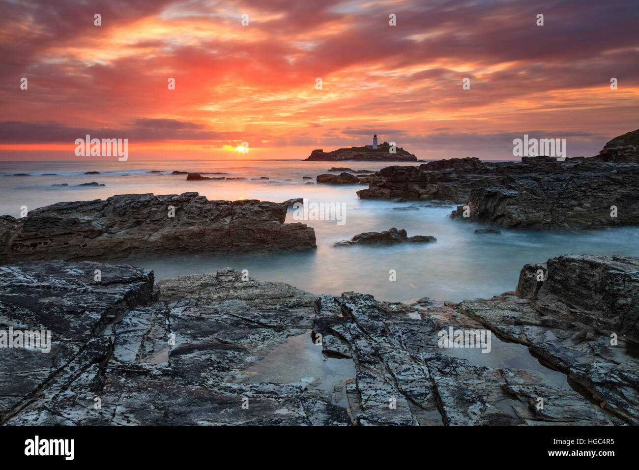 Godrevy Insel und Leuchtturm bei Sonnenuntergang aufgenommen. Stockfoto
